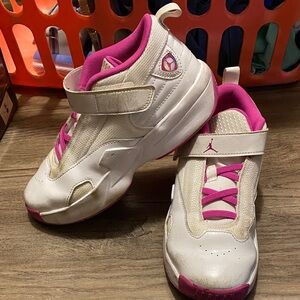 Jordan max Aura 6 fire pink and White Girls Shoes